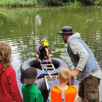 varen op twee vrachtwagen binnenbanden en een ladder